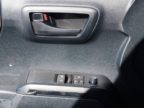 Used 2020 Toyota Tacoma SR AWD/4WD image 12
