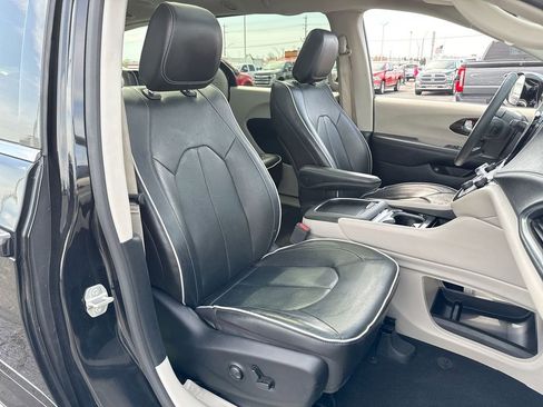 Used 2023 Chrysler Pacifica Limited image 26