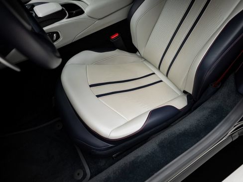 Used 2023 Aston Martin V8 Vantage Coupe RWD image 58