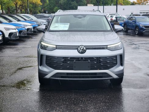 New 2025 Volkswagen Tiguan SE image 9