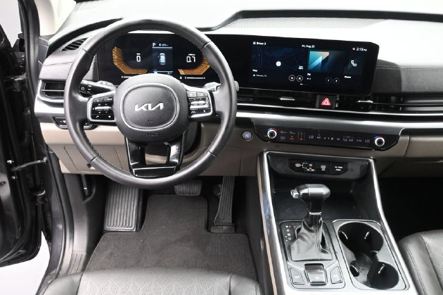 Used 2025 Kia Carnival FWD image 24