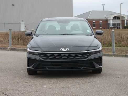 Used 2024 Hyundai Elantra SEL w/ Convenience Package image 3