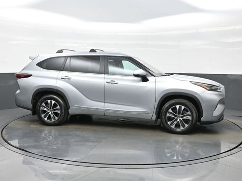 Used 2025 Toyota Highlander XLE image 7