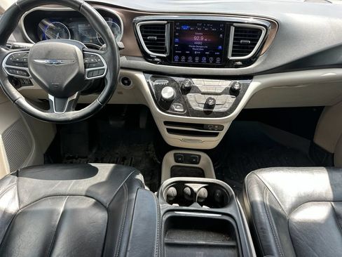Used 2017 Chrysler Pacifica Touring-L FWD image 13
