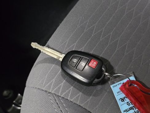 Used 2017 Toyota Tacoma SR5 image 32