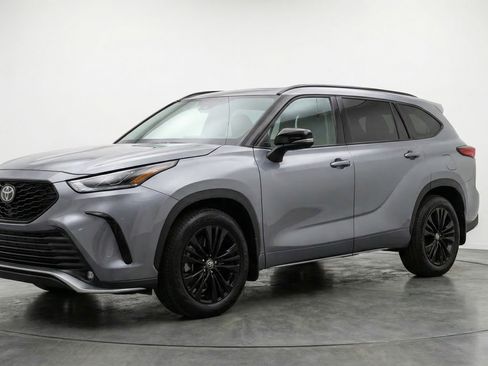 Used 2025 Toyota Highlander XSE AWD/4WD image 3