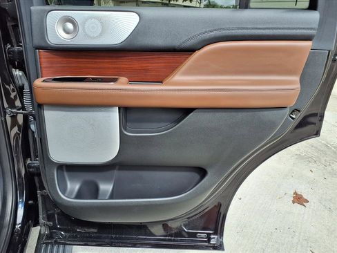 Used 2023 Lincoln Navigator Reserve image 11