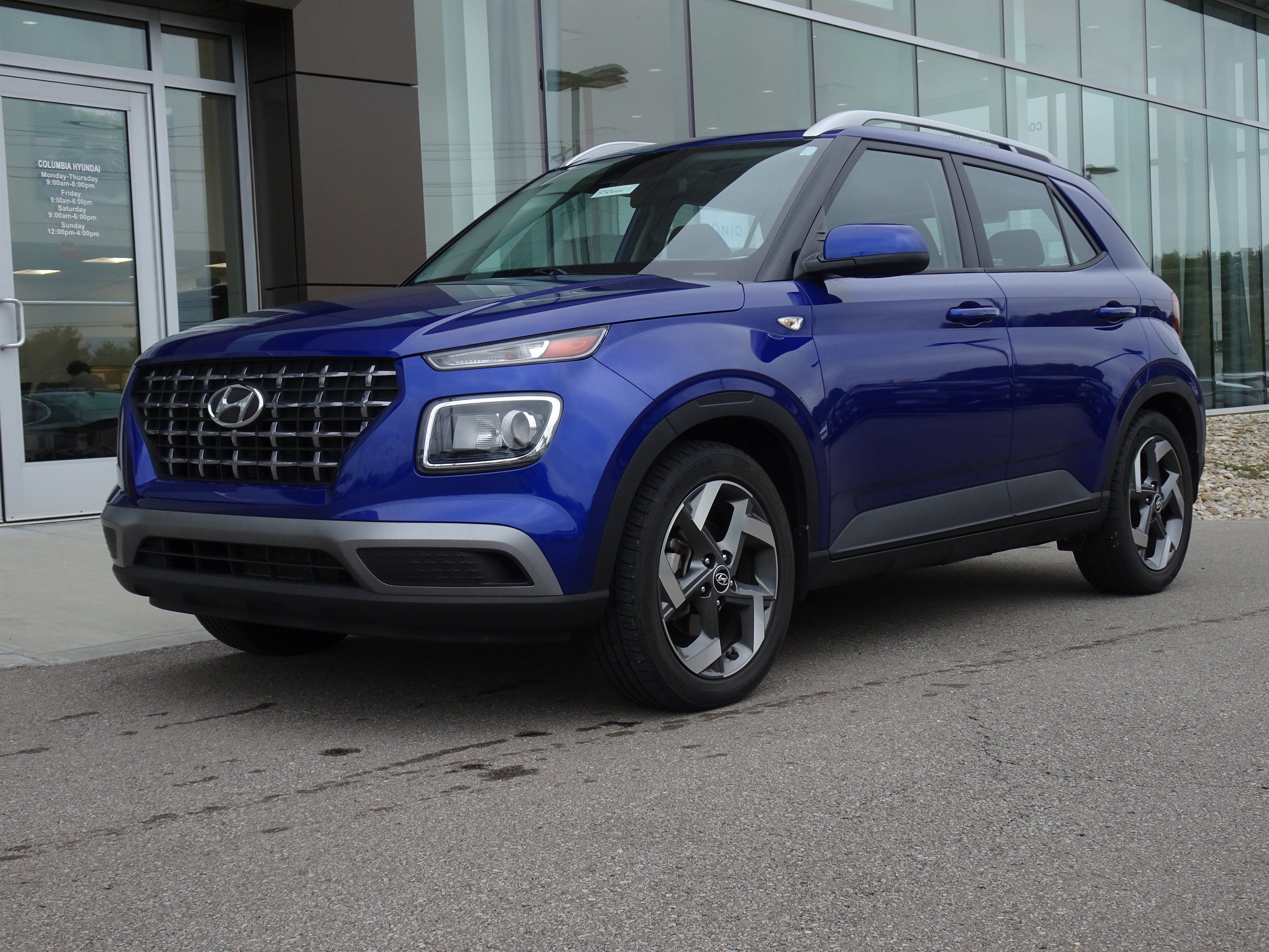 Used 2022 Hyundai Venue SEL FWD image 1