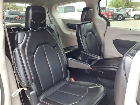 Used 2024 Chrysler Pacifica Touring-L image 7