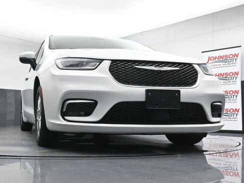 Used 2023 Chrysler Pacifica Touring-L FWD image 33