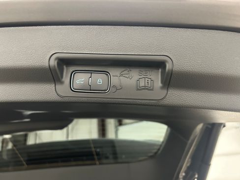 Used 2023 Ford Explorer Limited AWD/4WD image 31