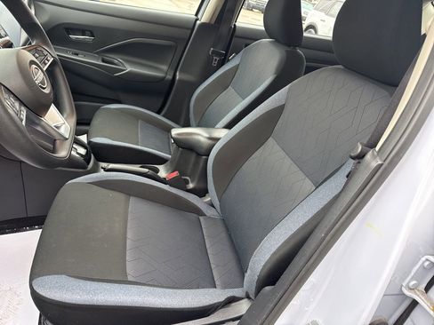 Used 2025 Nissan Versa SV image 8