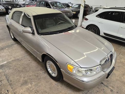 Used 2001 Lincoln Town Car Executive RWD image 13