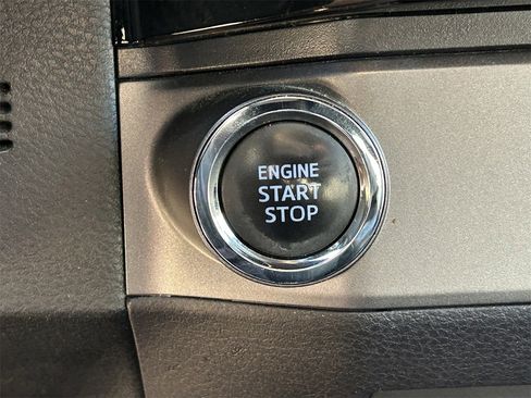 Used 2018 Toyota Tacoma TRD Off-Road image 9