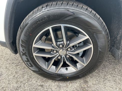 Used 2017 Jeep Grand Cherokee Limited image 18