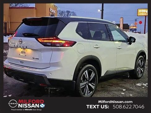 Used 2025 Nissan Rogue SL AWD/4WD image 4