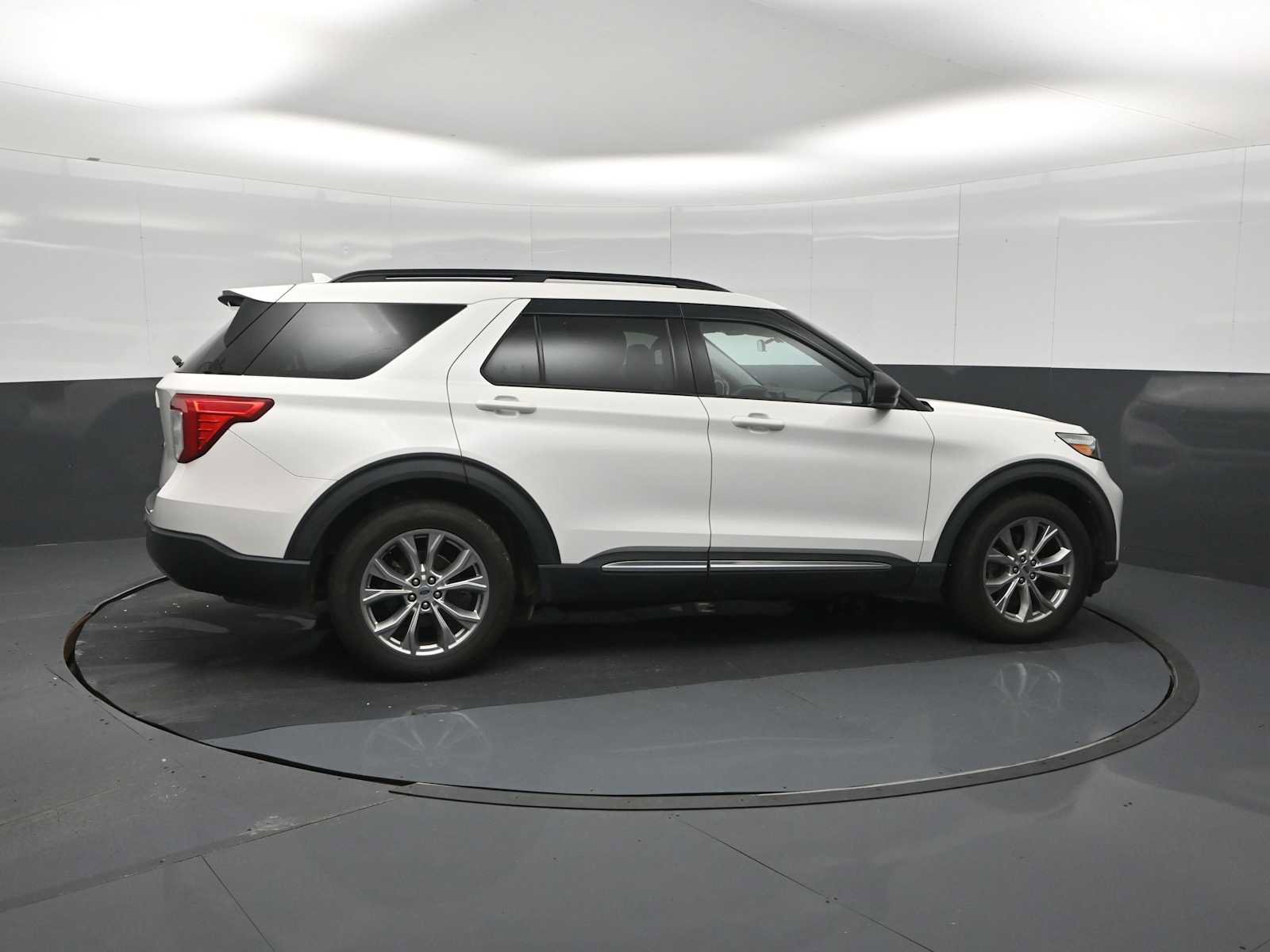 Used 2020 Ford Explorer XLT w/ Equipment Group 202A AWD/4WD image 9