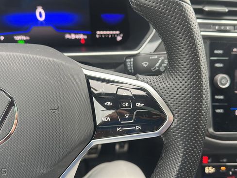 Used 2022 Volkswagen Tiguan SE R-Line image 13