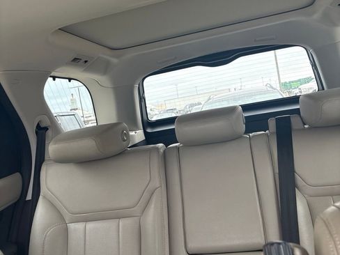 Used 2019 Land Rover Discovery SE AWD/4WD image 16