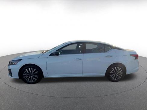 Used 2025 Nissan Altima 2.5 SV image 9