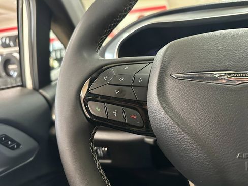 Certified 2025 Chrysler Pacifica Limited image 18