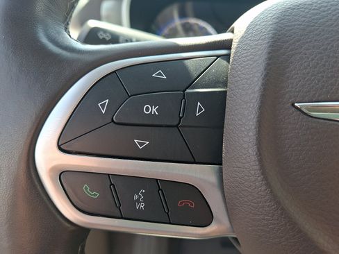 Used 2017 Chrysler Pacifica Touring-L w/ Tire & Wheel Group FWD image 19
