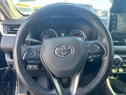 Used 2021 Toyota RAV4 XLE Premium image 22