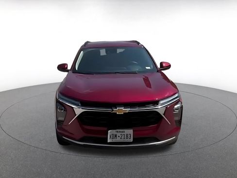 Used 2025 Chevrolet Trax LT w/ LT Convenience Package FWD image 9