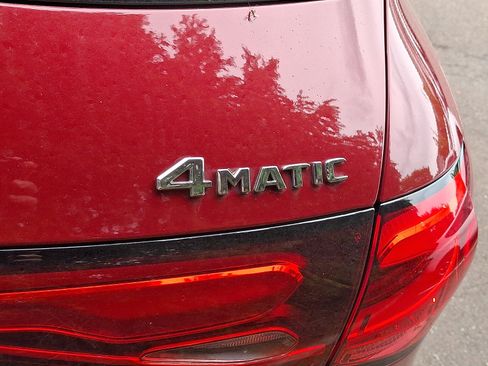 Used 2025 Mercedes-Benz GLC 300 4MATIC image 10