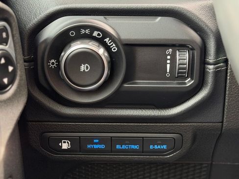 Used 2024 Jeep Wrangler Unlimited Sahara AWD/4WD image 24