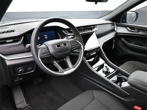 New 2025 Jeep Grand Cherokee Laredo image 13