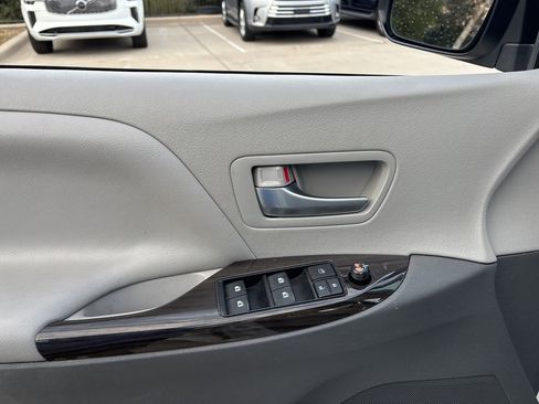 Used 2017 Toyota Sienna XLE image 16