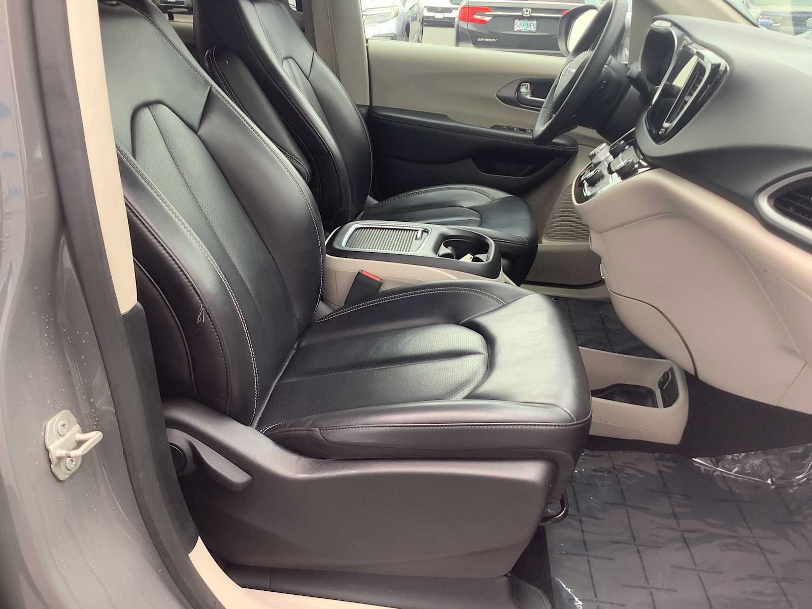 Used 2023 Chrysler Pacifica Touring-L FWD image 15