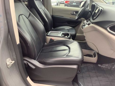 Used 2023 Chrysler Pacifica Touring-L FWD image 15