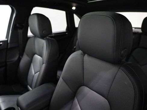 Certified 2025 Porsche Macan image 19