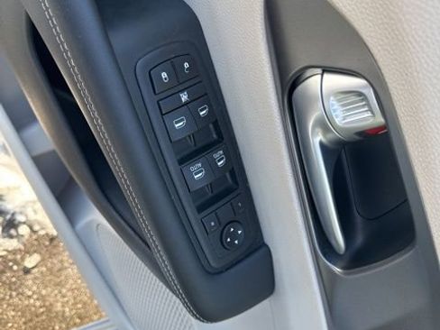 Used 2024 Chrysler Pacifica Select image 9