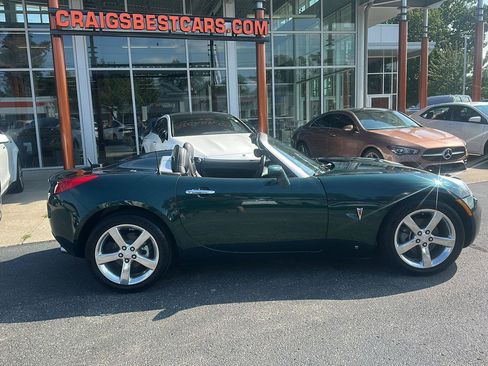 Used 2008 Pontiac Solstice Convertible w/ Premium Package RWD image 2
