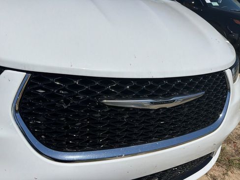 Used 2024 Chrysler Pacifica Limited FWD image 17