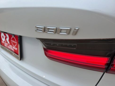 Used 2021 BMW 330i Sedan w/ M Sport Package RWD image 10