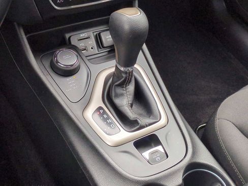 Used 2018 Jeep Cherokee Latitude w/ Cold Weather Group image 32