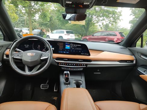 Used 2025 Cadillac XT4 Sport AWD/4WD image 7