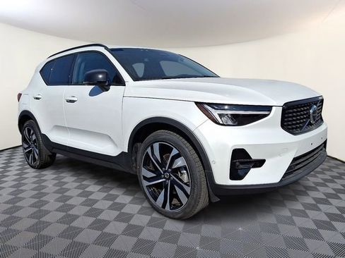 Used 2023 Volvo XC40 B5 Plus w/ Driver Assist Package AWD/4WD image 1