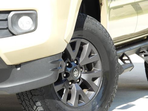 Used 2020 Toyota Tacoma SR5 w/ Technology Package AWD/4WD image 5