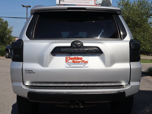 Used 2022 Toyota 4Runner TRD Off-Road AWD/4WD image 8