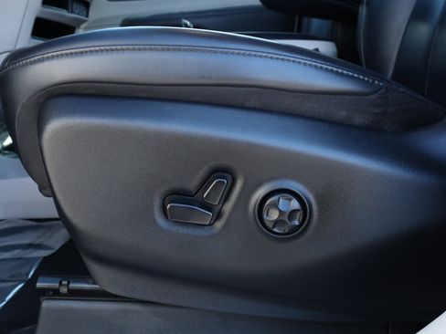 Used 2023 Chrysler Pacifica Touring-L image 23