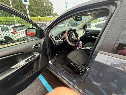 Used 2018 Dodge Journey SXT FWD image 2