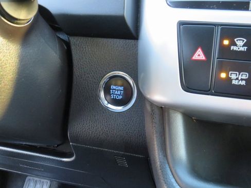 Used 2019 Toyota Highlander SE image 30