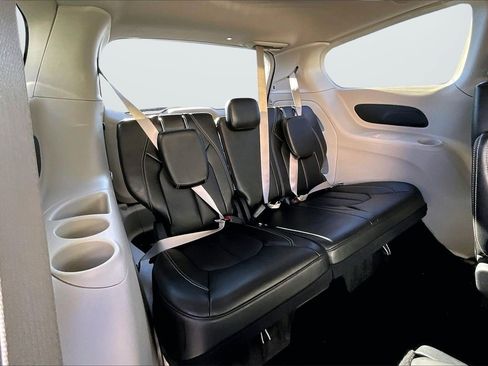Certified 2024 Chrysler Pacifica Touring-L image 23