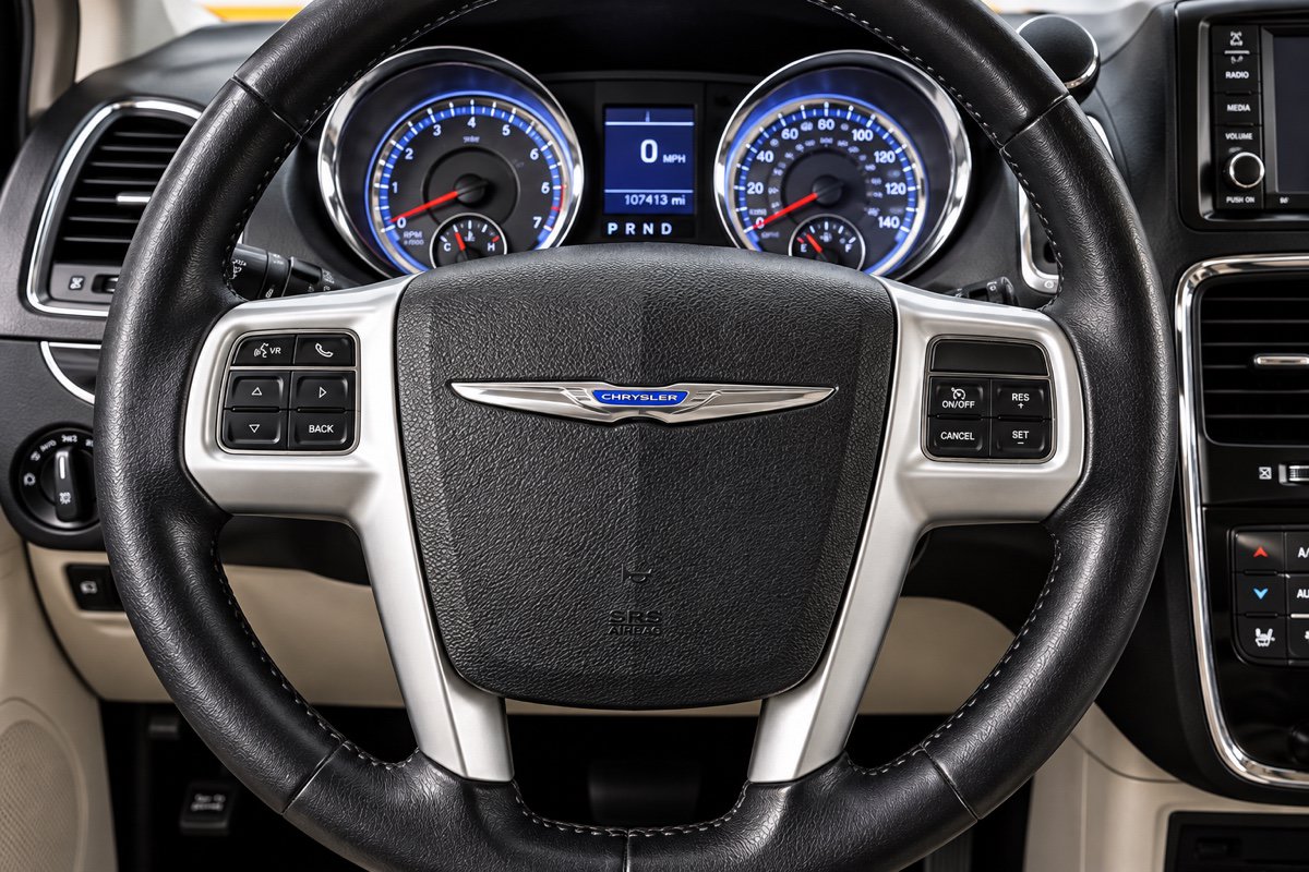 Used 2016 Chrysler Town & Country Touring-L FWD image 15