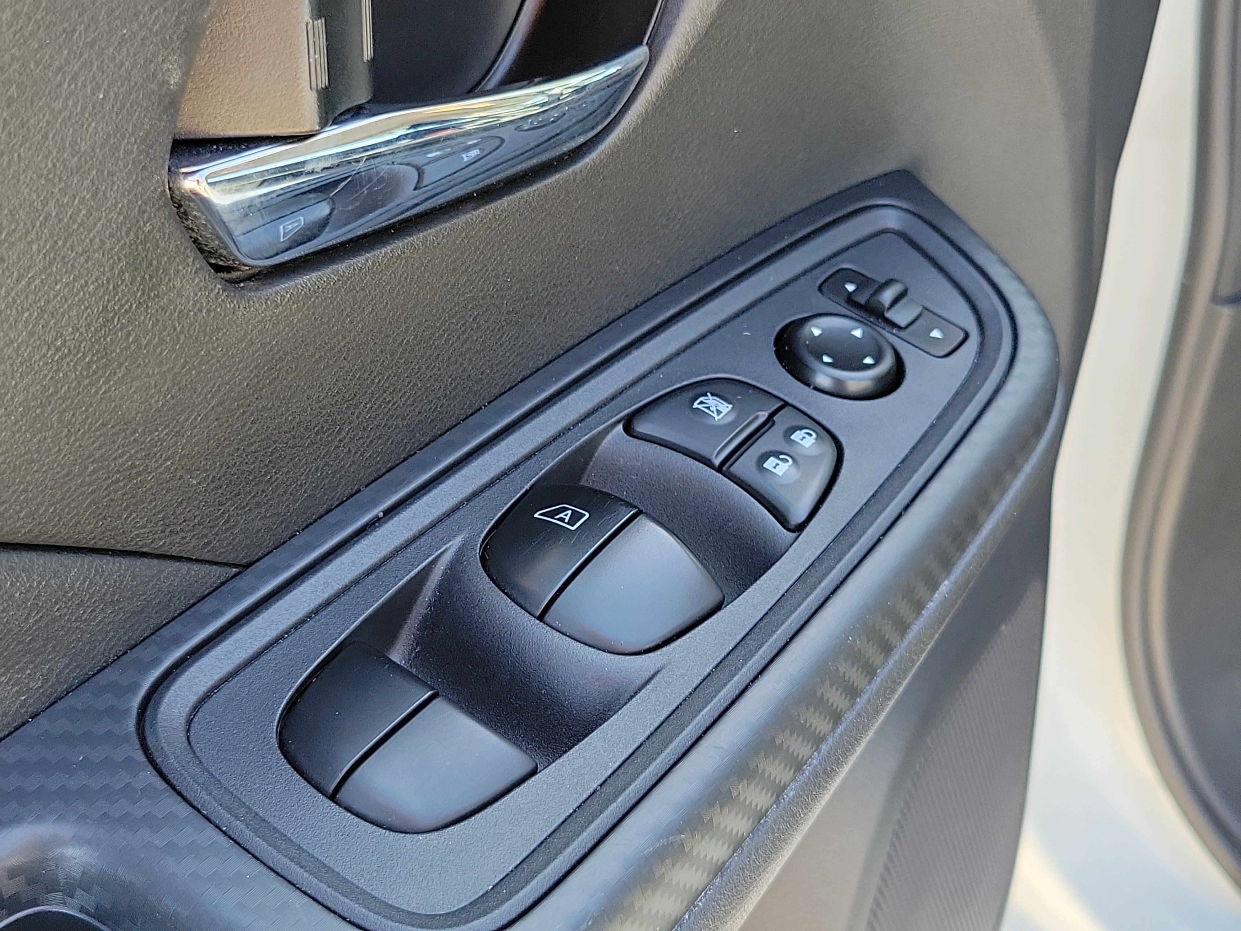 Used 2025 Nissan Versa SV FWD image 14